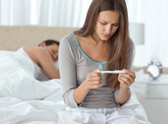 kobieta i test ciążowy